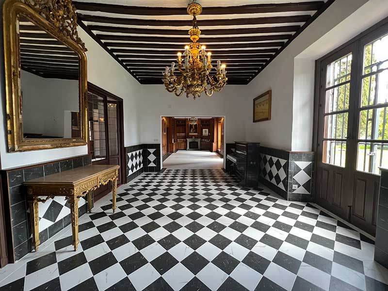 Salón interior con suelo de ajedrez