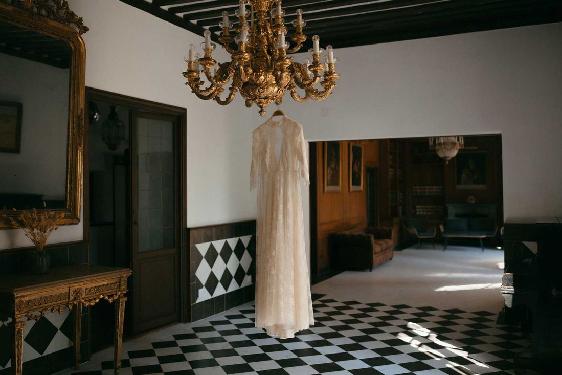 Salón con araña de techo y vestido de novia