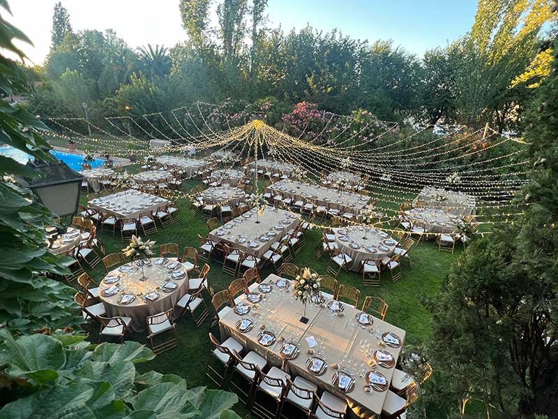 Jardín exterior con mesas para invitados